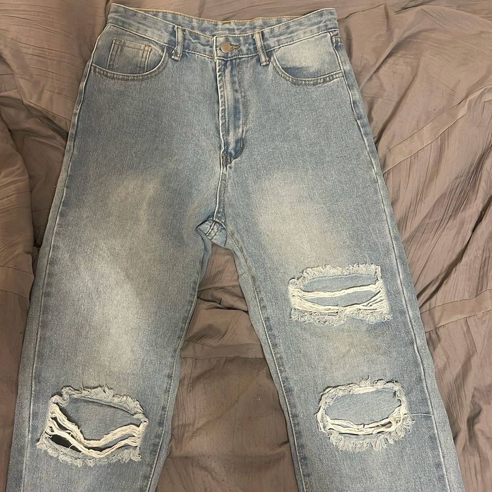 28 inch light wash jeans, they’re fairly long. i’m 5’6 and they go to my heels